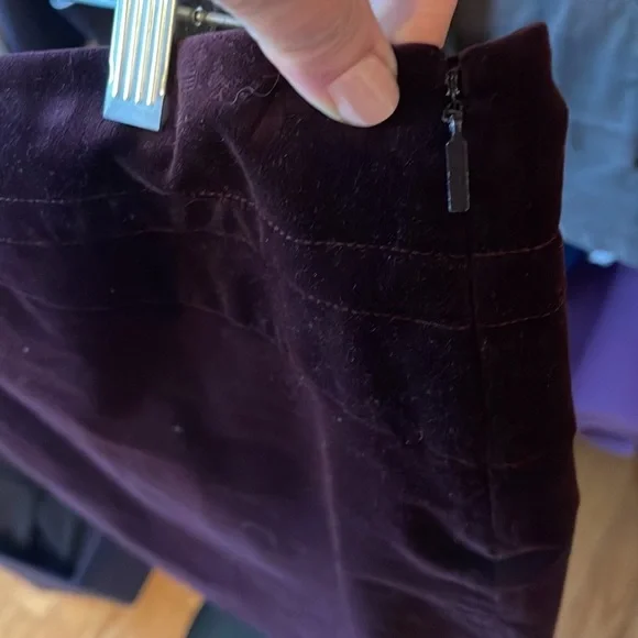 GUCCI dark purple velvet skirt w/side zip, kickpleat. Embroidered belt detail